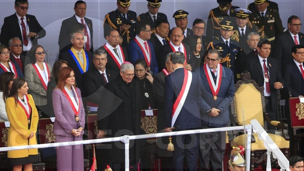 Martín Vizcarra desaira a Mercedes Aráoz en desfile militar (VIDEO)