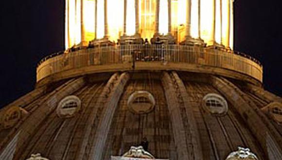 Empresario italiano está colgado de una cúpula del Vaticano