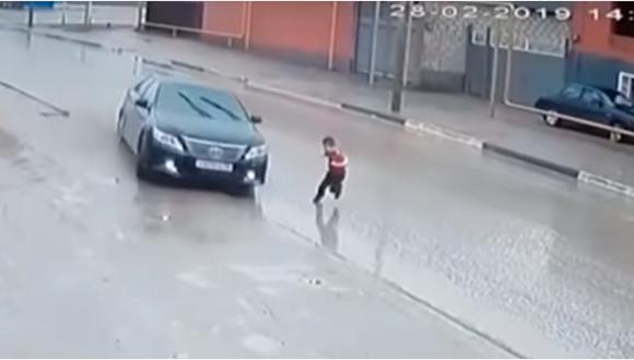 Niño se salva de ser atropellado tras impresionante maniobra de conductor (VIDEO)