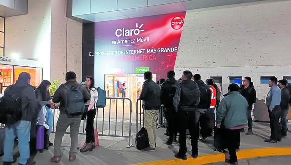 Situación se repite en varias regiones y en el extranjero, ningún vuelo llegó ayer a la capital por la muerte de dos bomberos en el terminal aéreo Jorge Chávez. (Foto: GEC)