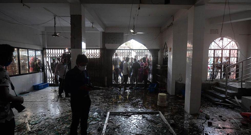 Se ven vasos rotos dentro de una mezquita luego de un incendio en el distrito central de Narayanganj, Bangladesh. (AFP / Munir UZ ZAMAN).