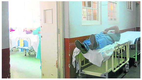 ​Paciente aguarda en el pasadizo de hospital en Huancayo a falta de camas