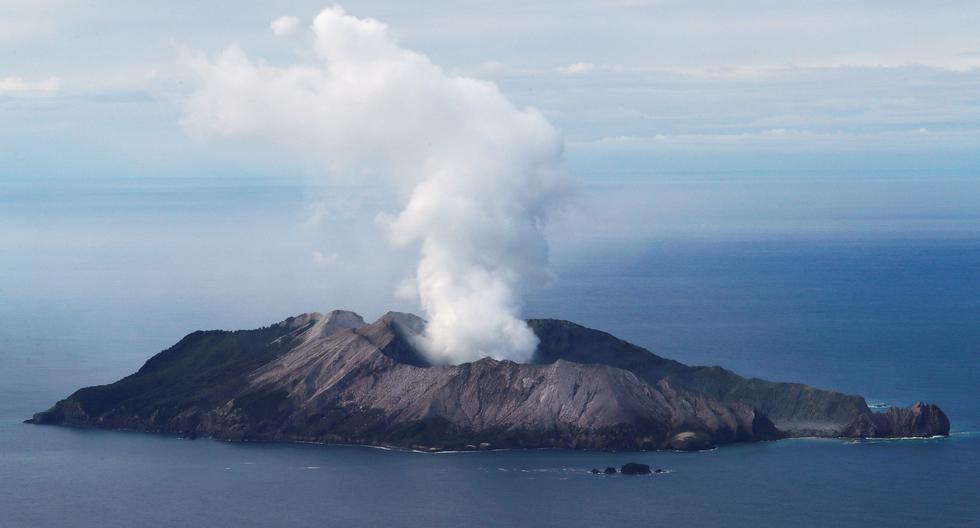 El volcán Whakaari todavía arroja humo. (REUTERS/Jorge Silva).