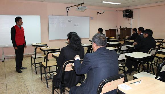 Profesionales de Huancavelica rinden examen para ser auditores de la Contraloría