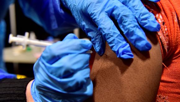 El estudio determinaría que el horario en que se coloca la vacuna afectaría la respuesta inmunitaria. (Foto:  GEORGES GOBET / AFP)