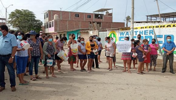 Mensualmente les cobran entre S/30 y S/50 por un servicio que no reciben. Compran agua y gastan más de S/ 20 diarios.