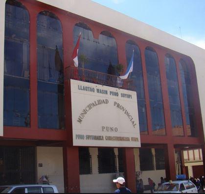 Trabajadores de construcción civil toman Municipio de Puno