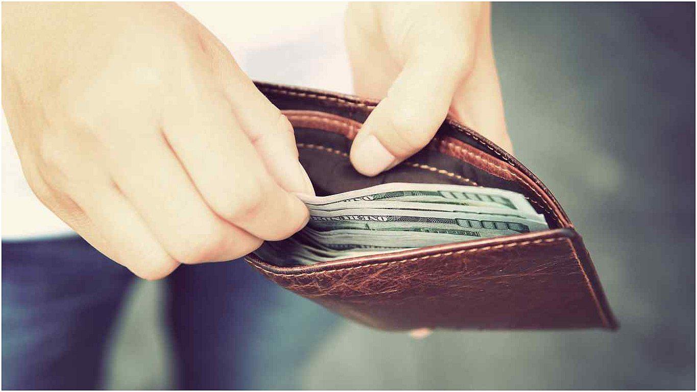 Estudio revela que personas devuelven más billeteras "perdidas" cuando hay más dinero en ellas