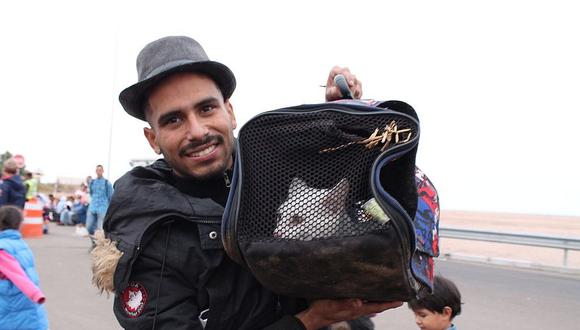 Venezolano clama ingresar a Chile con su gatito Bills