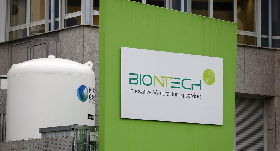 Vista exterior de un logotipo en un edificio de la empresa biofarmacéutica BioNTech en Idar-Oberstein, Alemania, el 16 de diciembre de 2020. (EFE/EPA/RONALD WITTEK).