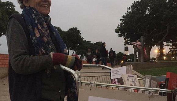 ​Facebook: fotografía de mujer con biblioteca ambulante se hace viral [FOTO]