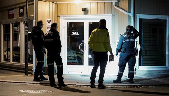 Personal policial investiga tras un ataque en Kongsberg, Noruega, 13 de octubre de 2021.  (Foto: EFE/EPA/TERJE PEDERSEN)