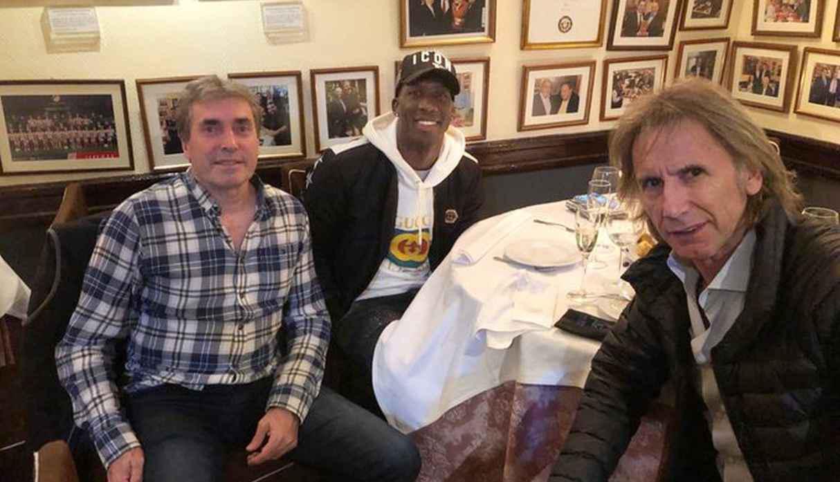 Ricardo Gareca y Néstor Bonillo se reunieron con Luis Advíncula en España. (Foto: @SeleccionPeru)