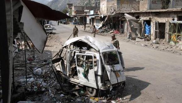 Pakistán: 10 vacunadores murieron al explotar bomba en centro donde trabajaban