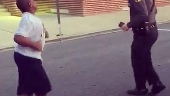 Este policía la "rompe" con un baile callejero (VIDEO)