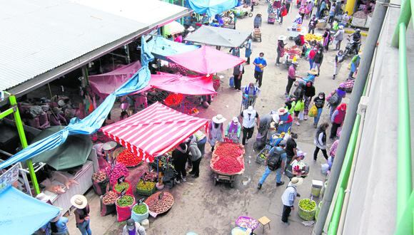 Mercados del Avelino Cáceres se olvidaron de los protocolos.