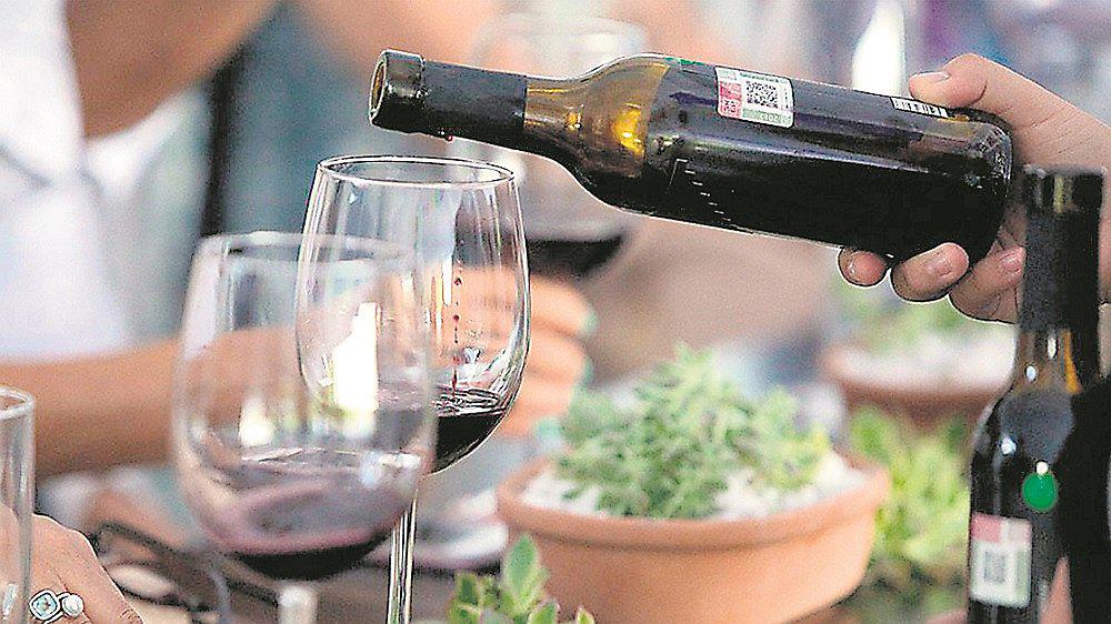 Gobierno evalúa subir impuestos a licores y cigarrillos