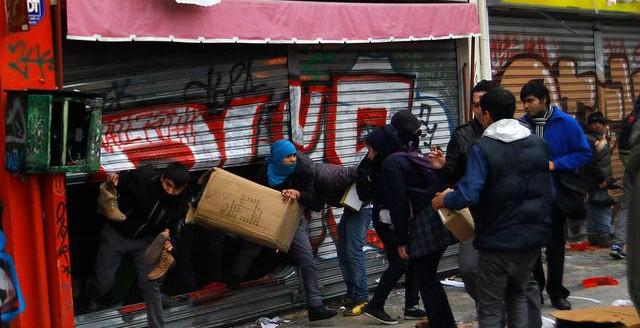 Brasil: Pobladores arrepentidos devuelven mercancías robadas en saqueos