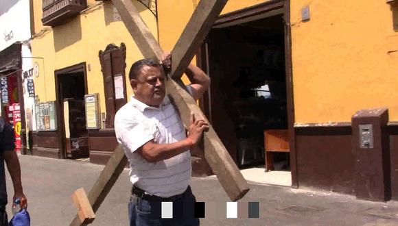 La Libertad: Servidores judiciales reclaman con cruz de madera (VIDEO) 