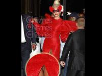 Lady Gaga enseña el piercing de su entrepierna