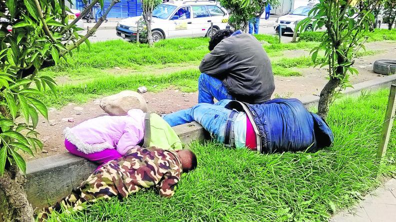 Padre ebrio dormía borrachera en la calle junto a hijos