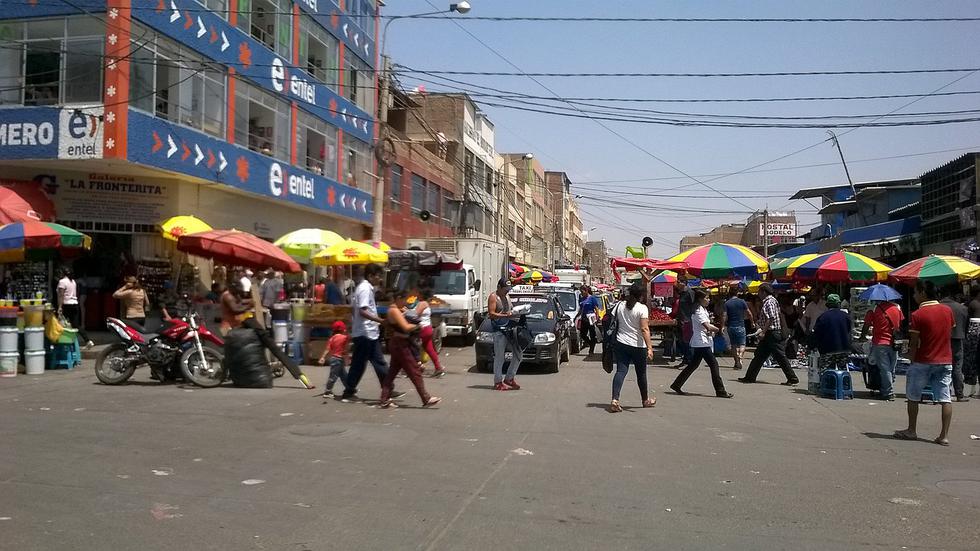 Vendedores ambulantes invaden explanada del Mercado Modelo