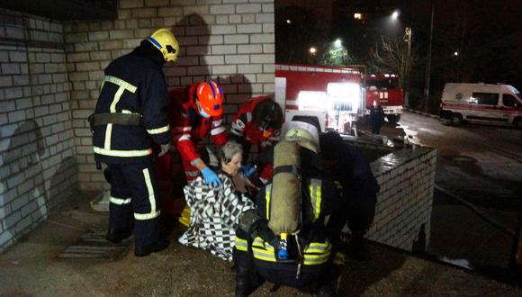 Personal de emergencia evacúa a un paciente durante un incendio que se desató en un hospital de enfermedades infecciosas en la ciudad de Zaporizhzhya. (Foto  Servicio Estatal de Emergencias de Ucrania / AFP)