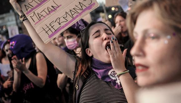 Una mujer participa en una manifestación con motivo del Día Internacional de la Mujer en Montevideo, el 8 de marzo de 2022. (Foto de Javier Calvelo / adhoc / AFP)