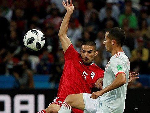 Jugador de Irán intenta pirueta antes de lateral y memes invaden las redes