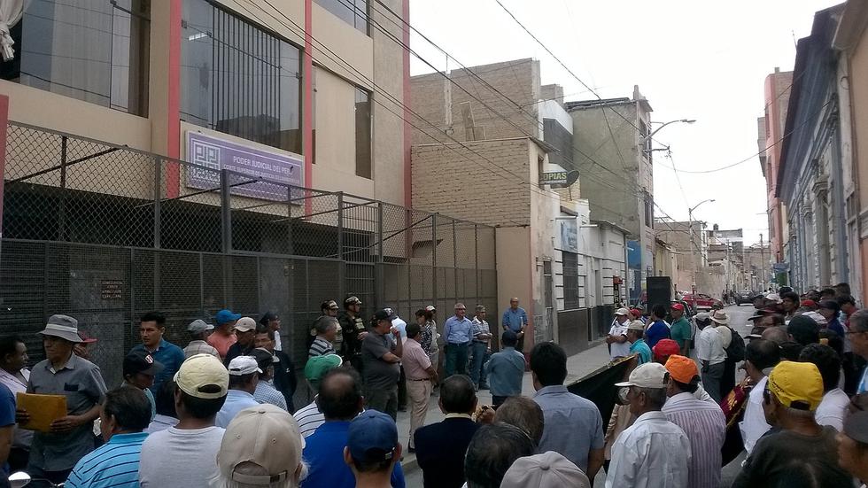 Azucareros de la Empresa Agroindustrial Pucalá protestan por la falta de pagos (VIDEO)