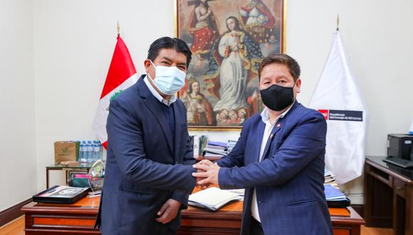 Alcalde de Puno, Martín Ticona, junto al primer ministro, Guido Bellido. (Foto: Difusión)