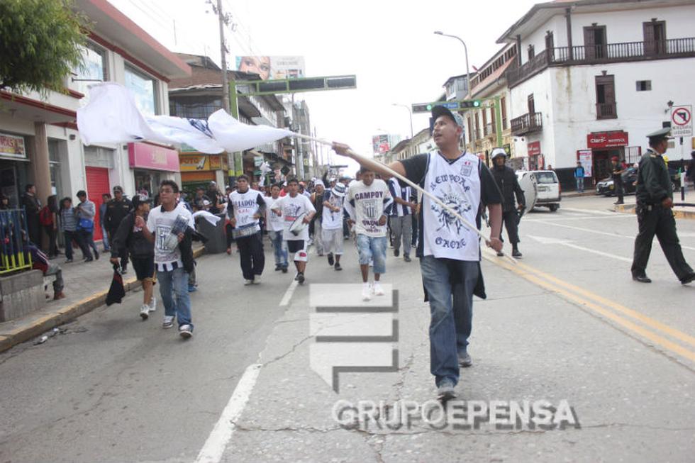 Contingente policial resguarda paso de hinchada aliancista 
