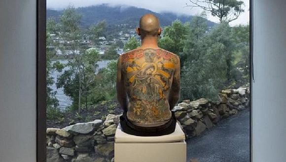 Hombre vende su espalda como lienzo a un coleccionista de arte [FOTOS]