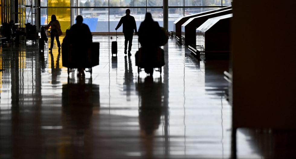 Los viajeros caminan en la Terminal 4 del aeropuerto Adolfo Suárez Barajas en Madrid (España), el 23 de marzo de 2021. (GABRIEL BOUYS / AFP).