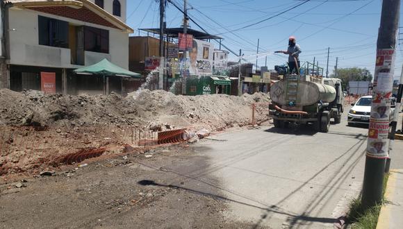 Correo se encuentra en la mencionada avenida constando los trabajos que se realizan a paso lento con solo 4 obreros. (Foto: GEC)