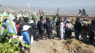 Amigos y familiares dan el último adiós a Yoni Taipe en cementerio de Mariano Melgar, en Arequipa (VIDEO)