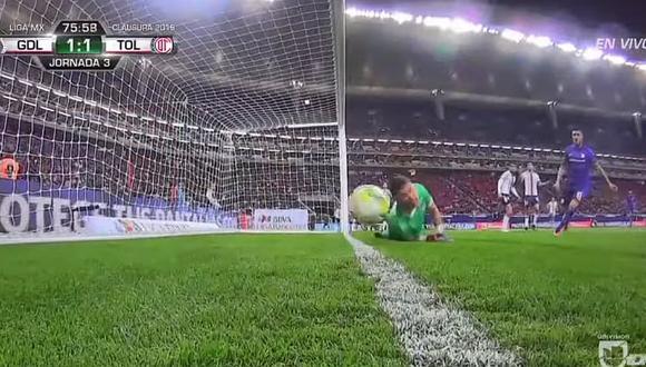 Chivas vs. Toluca: Árbitro se tomó 7 minutos para anular un gol, pero quedan dudas (VIDEOS)
