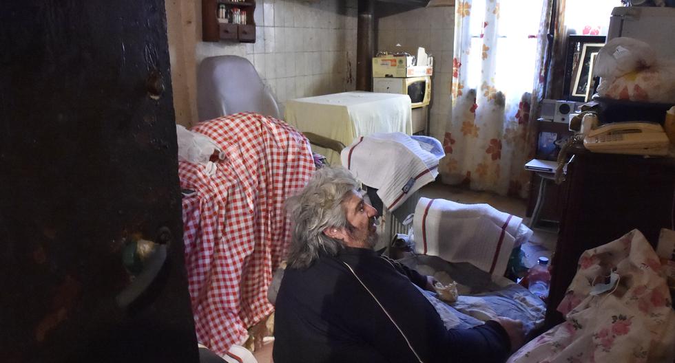 Alain Panabière, de 53 años, observa sentado dentro de su casa en Perpiñán, en el sur de Francia, el 27 de octubre de 2020. (RAYMOND ROIG / AFP).