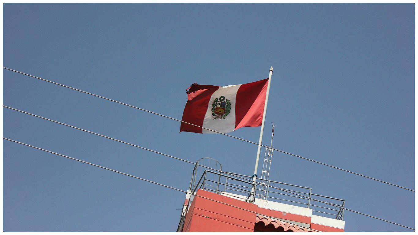 Símbolo patrio flamea en astas de Huancayo, sin el menor cuidado. 