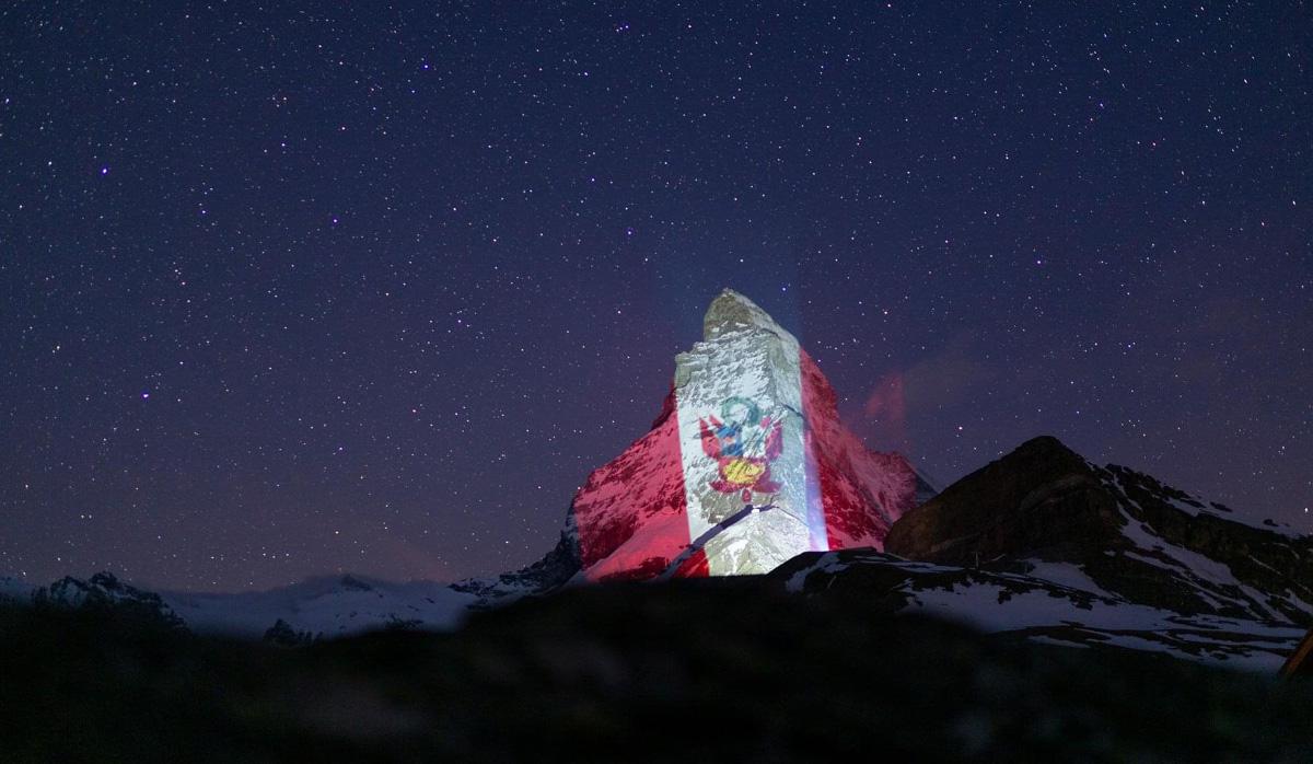 ¡Precioso! Así lució el emblemático monte Matterhorn en los Alpes suizos con los colores del Perú. (Foto: Twitter @zermatt_tourism)