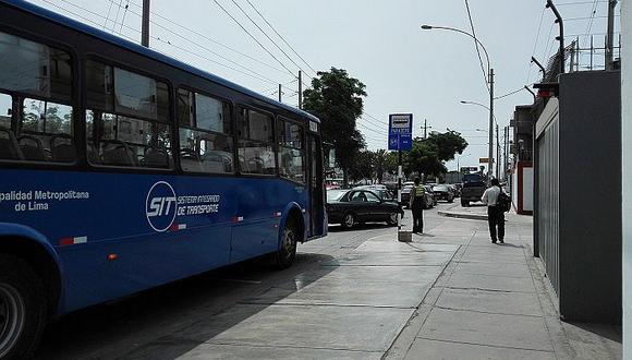​Bus de Corredor Azul chocó contra camioneta en Javier Prado