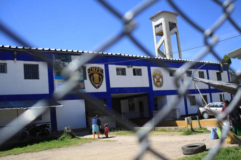 En megaoperativo requisan desnudos a reos para hallar asesinos de hermanos 