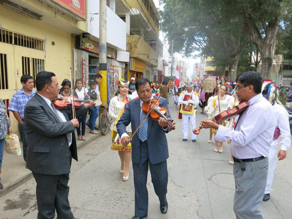 Colonia huamaliana baila a la Virgen del Carmen  