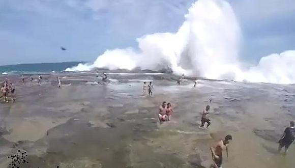 Impactante: Vea como esta ola gigante arrastra a bañistas en Austraila (VIDEO)