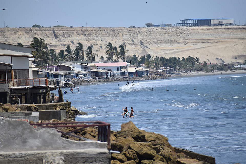 Bañistas acuden a la playa Colán pese a cuarentena por coronavirus