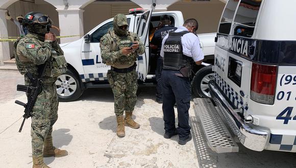Miembros de la Armada de México se ven fuera de una ambulancia, en Cancún, estado de Quintana Roo, México el 11 de junio de 2021. (Foto por ELIZABETH RUIZ / AE / AFP)