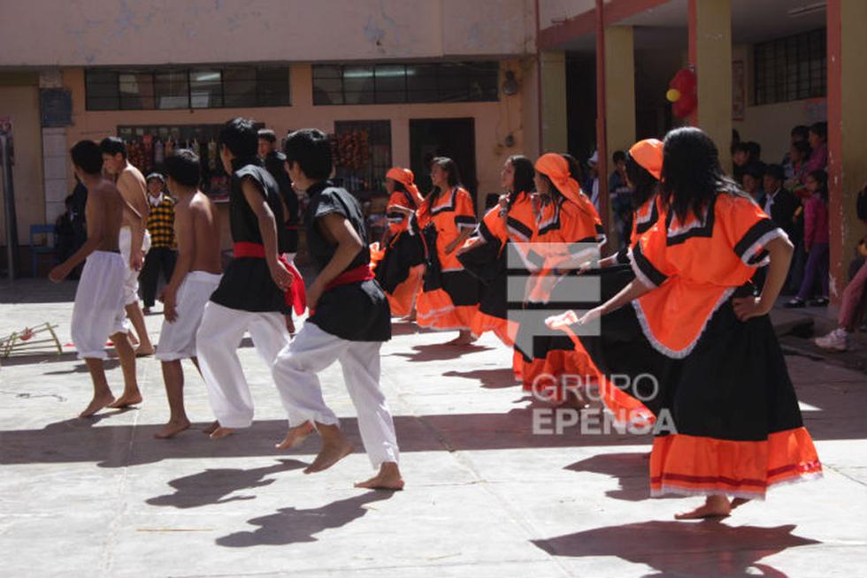 Colegio Mariátegui celebra aniversario con desfile y danzas