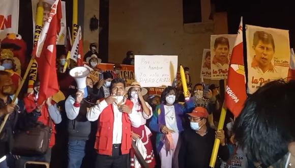 El virtual congresistas por Perú Libre hasta se saco la mascarilla para hablar. (Foto: Difusión)