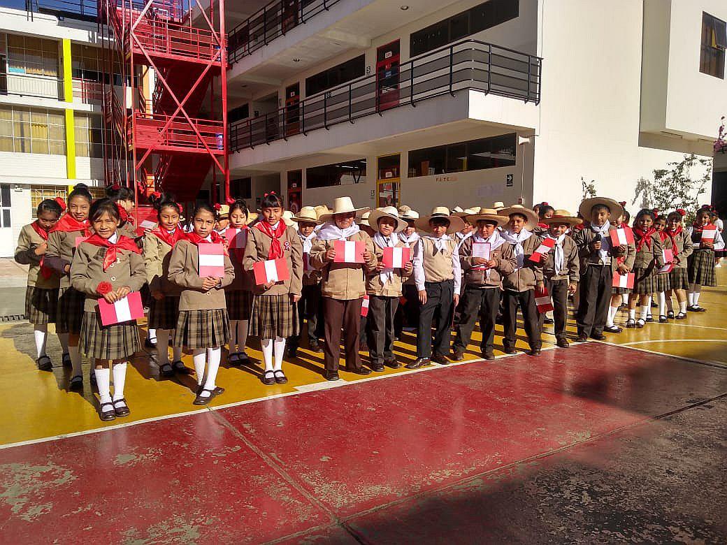Fiestas Patrias: alumnos inician actividades cantando himno nacional en quechua 