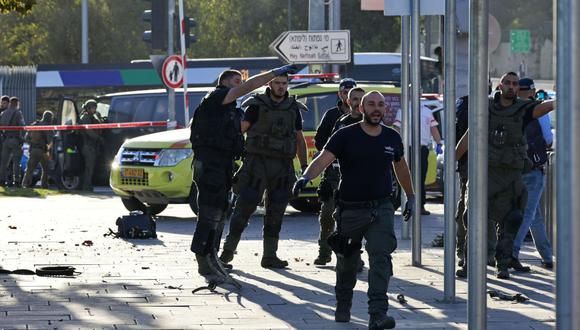 Expertos forenses israelíes se reúnen en la escena de una explosión en una parada de autobús en Jerusalén el 23 de noviembre de 2022. (Foto de Menahem KAHANA / AFP)